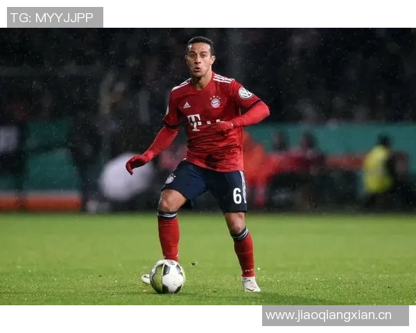 瓜帅赛后与主裁亲切交流竖起大拇指表达赞赏与尊重 瓜帅赛后与主裁亲切交流竖起大拇指表达赞赏与尊重