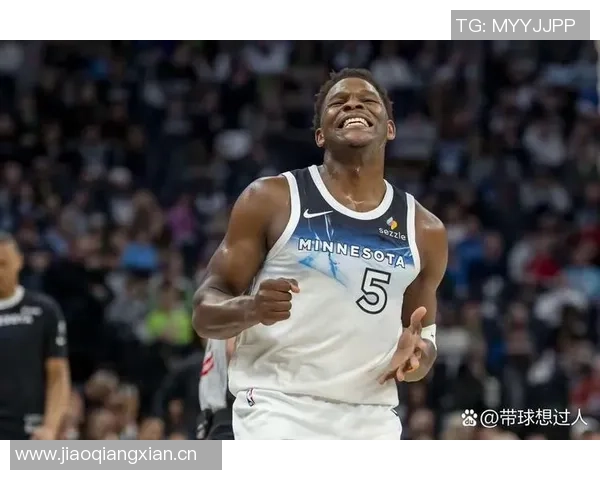 爱德华兹重返亚特兰大客场比赛祖父身穿森林狼装备全力支持